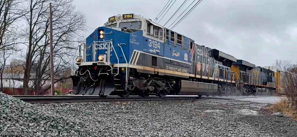 CSX 3194 looks good even in the bad weather.